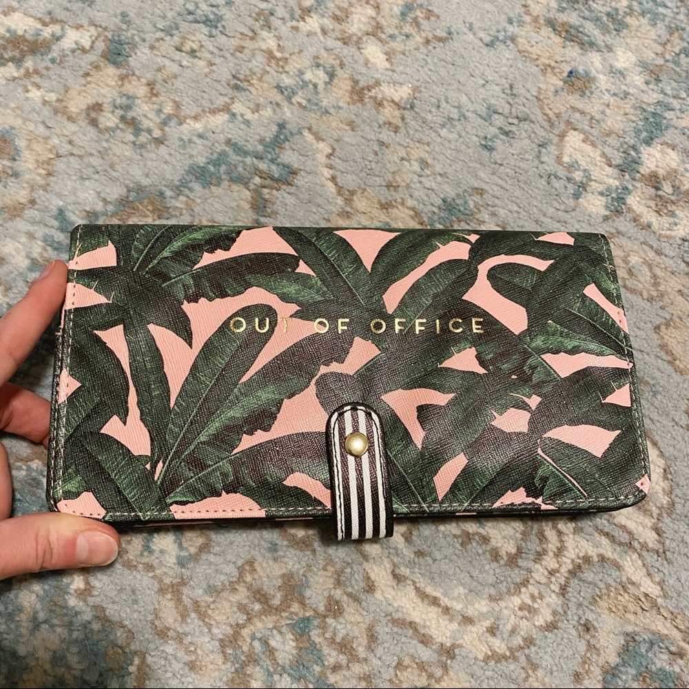 🌴 “Out of Office” Travel Clutch ✈️